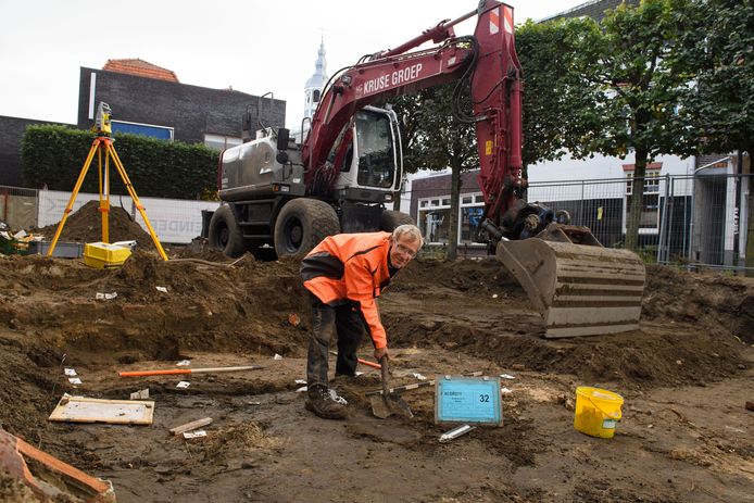 Archeoloog Thomas Spitzers tijdens de opgravingen in de bouwput aan de Hagengracht.