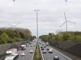 Een visuele voorstelling van de windturbines vanaf de Reschebeke, de brug over de E40.
