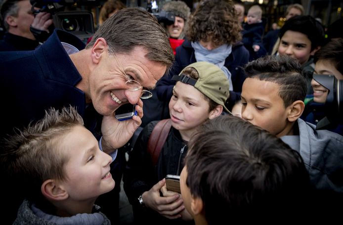 Rutte belt tijdens een eerdere campagne met de moeder van een jongetje, in aanloop naar de Tweede Kamerverkiezingen.