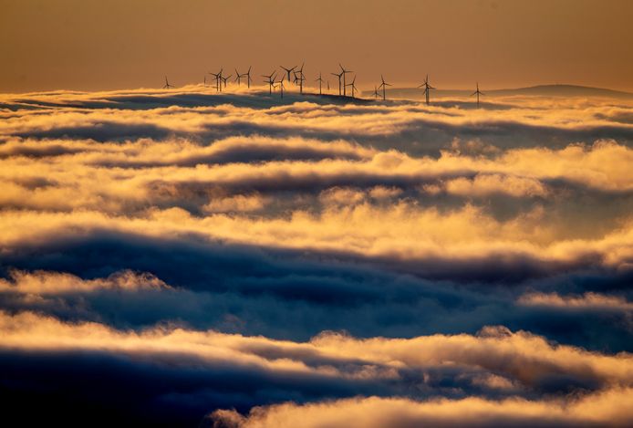 Sur cette photo d'archive du 6 janvier 2020, des éoliennes se dressent sur une colline et sont entourées de brouillard et de nuages dans la région du Taunus, près de Francfort, en Allemagne.
