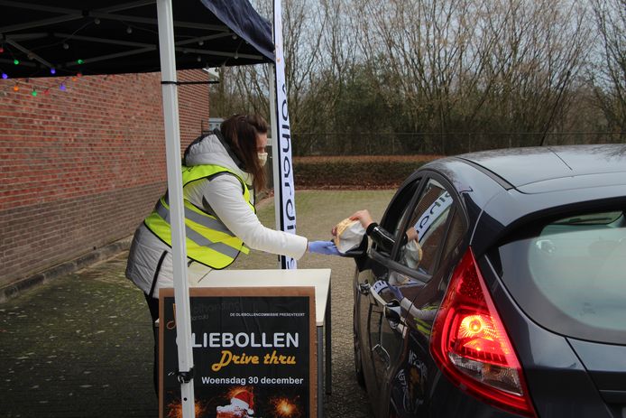 De afgelopen twee jaar heeft muziekvereniging Volharding in Borculo de oliebollen verkocht in de drive-through.