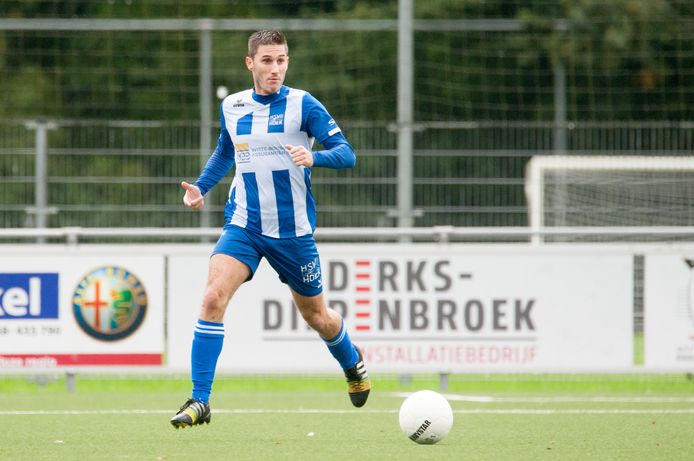 Fabian Wilson namens Hoek in actie tegen Sportlust'46. Het was, op zaterdag 10 oktober 2020, zijn voorlopig laatste wedstrijd voor de derdedivisionist.