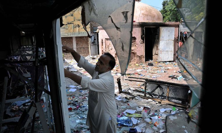 22 september 2012: een zwaargehavende winkel in Peshawar, Pakistan na hevige protesten tegen de omstreden video. Beeld EPA