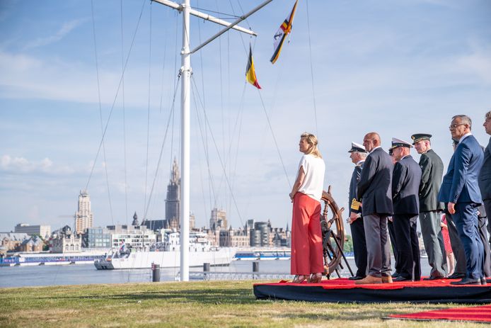 Koning Filip kwam het spektakel - én het zicht op de prachtige skyline van de Scheldestad - hoogstpersoonlijk aanschouwen. Plaats van afspraak: de Royal Yacht Club of Belgium (RYCB) op Linkeroever. Ook minister van Binnenlandse Zaken Annelies Verlinden (CD&V) was erbij.