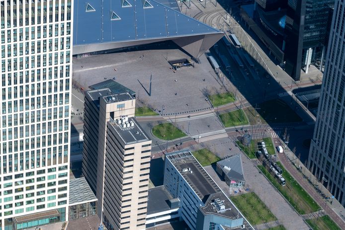 Rotterdam Centraal, mét het Stationsplein. IJzig stil, terwijl dit stukje stad normaal afgestampt zou zitten met mensen die van het heerlijke lentezonnetje genieten.