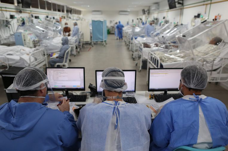 Artsen op de ic van het Gilberto Novaes ziekenhuis in Manaus, Brazilië.  Beeld AFP