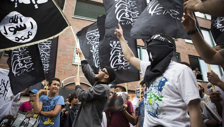 Demonstratie met IS-vlaggen in de Haagse Schilderswijk, 25 juli 2014. Beeld Julius Schrank