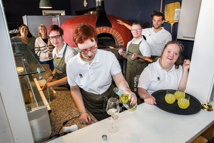 De krachten van El Flaco Social kijken reikhalzend uit naar de eerste gasten komende vrijdag. Links in de achtergrond Annette Heijden en Rianne van Westen (rechts).