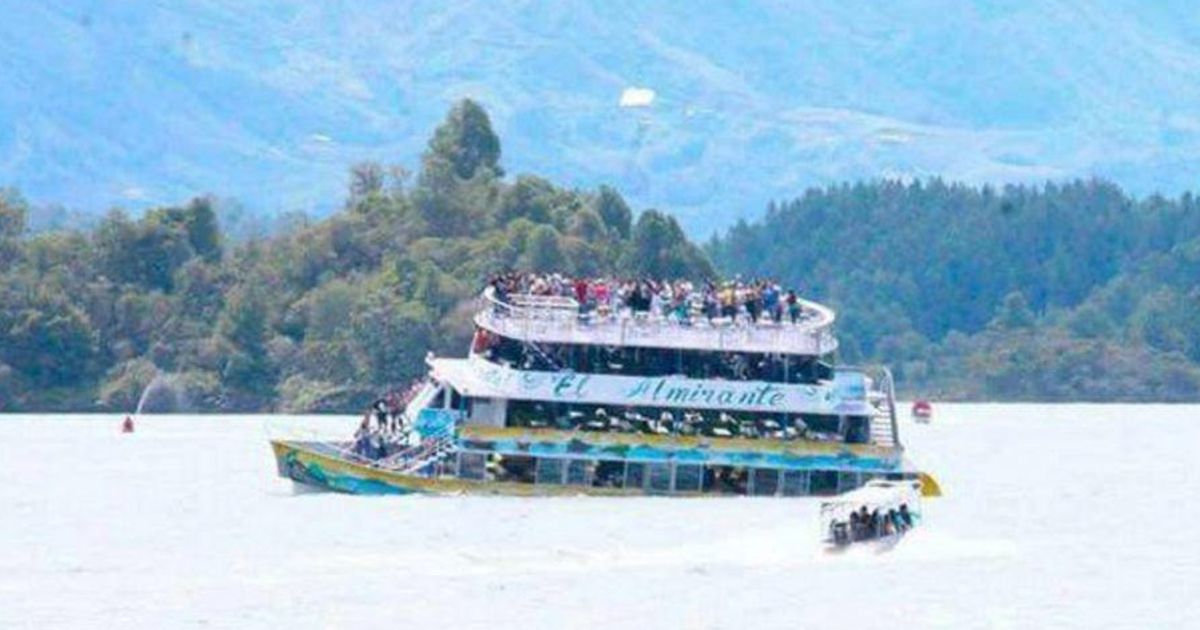 Toeristenboot met 150 passagiers zinkt in Colombia