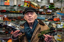 Jacob Wieringa laat twee modeltreinen zien uit zijn stampvolle winkel. ,,Het is een stuk idealisme en ik ontmoet allemaal aardige mensen.”