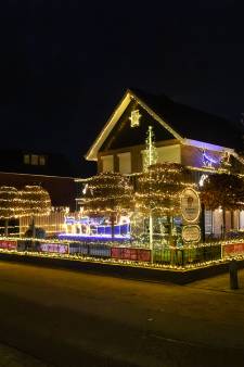 180.000 kerstlampjes aan je huis, voor André is het heel normaal: ‘Dit is dé attractie van Almelo’