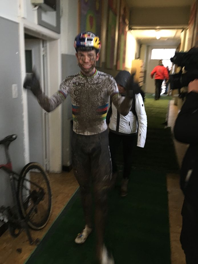 Van Aert bij de aankomst in Otegem.
