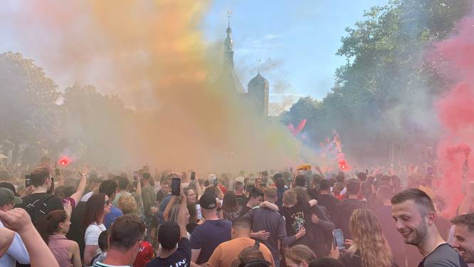 Duizenden uitzinnige fans bejubelen Go Ahead Eagles op Deventer Brink: ‘Prachtig eindfeest’ 