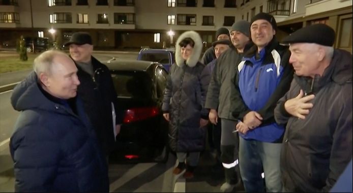Vladimir Poetin in gesprek met inwoners van Marioepol, aldus beelden van Russische staatsmedia