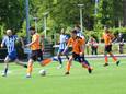 Een beeld uit het duel in de eerste klasse C tussen RVVH en Terneuzense Boys (oranje shirts).