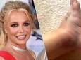Britney Spears toont gezwollen voet nadat ze halfnaakt werd afgevoerd door hulpdiensten: “Ik ben in de val gelokt door mijn moeder”