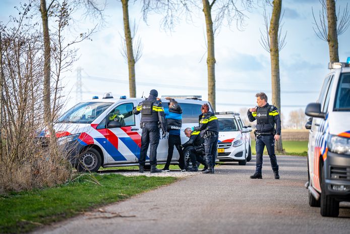 Bij een schietpartij in Zwartewaal zijn zeven mensen aangehouden.