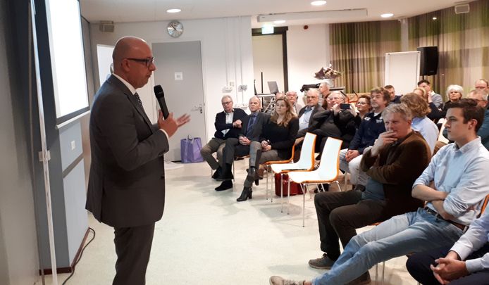 Burgemeester Mikkers daagde aanwezigen regelmatig uit tijdens de bijeenkomst van RVC.