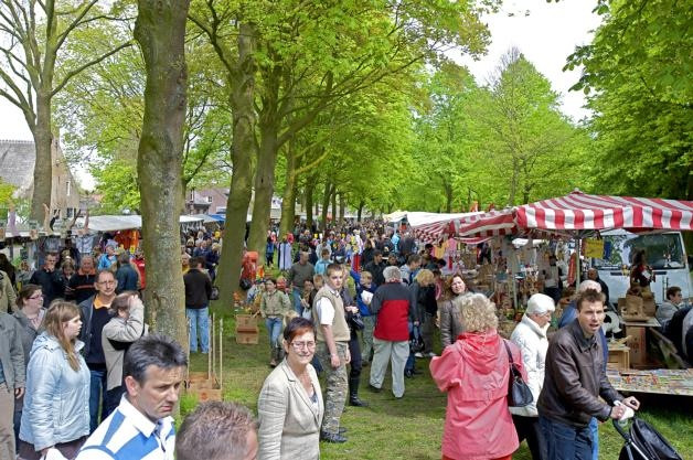 Jaarmarkt in Den Hout straattheater rukt op Foto bndestem.nl