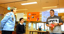 Astronaut Lodewijk van den Berg bezoekt het Technasium, deze leerlingen presenteren een oplossing voor het poepprobleem.