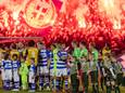 De fanatieke aanhang van PEC Zwolle ontsteekt massaal fakkels tijdens de spelersopkomst bij de wedstrijd tegen FC Eindhoven.
