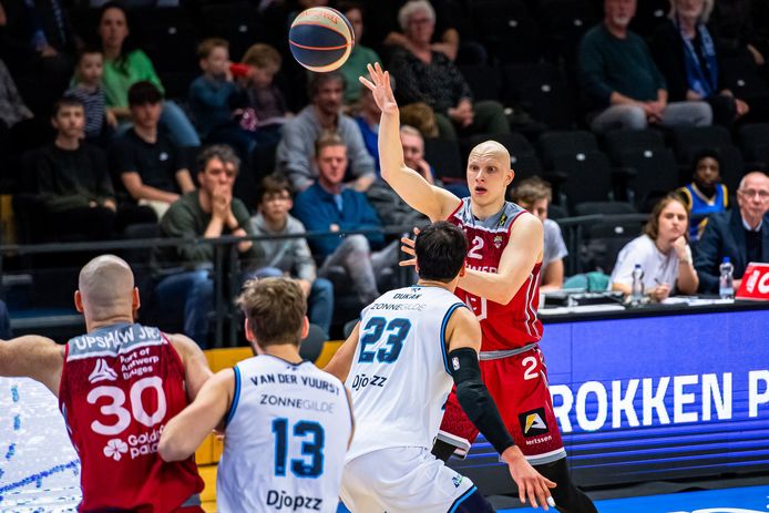 Quinten Smout past de bal naar zijn ploegmaat Reggie Upshaw.