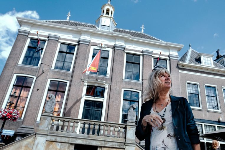 Biografe Thea Coppens voor het stadhuis waar Manet in 1863 trouwde met Suzanne Leenhoff. Beeld Merlin Daleman