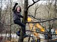 De Utrechtse activist Michel Eggermont klimt in een boom tijdens de kap van 1700 bomen voor de westelijke rondweg in Amersfoort in februari 2019.