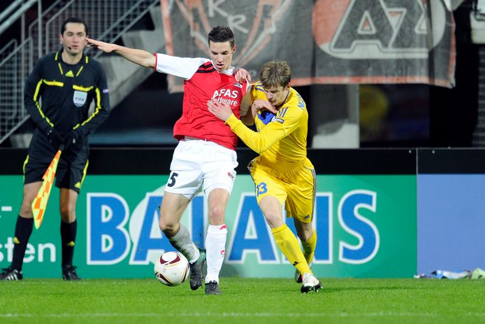Seizoen 2010-2011: AZ tegen Bate Borisov in de Europa League, Nick Viergever in duel met Pavel Niakhalchyk.