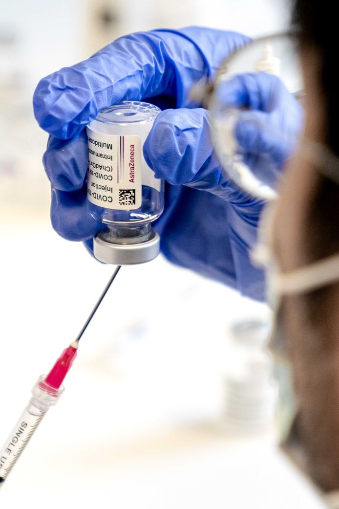 Injectiespuiten worden geprepareerd met het AstraZeneca vaccin.