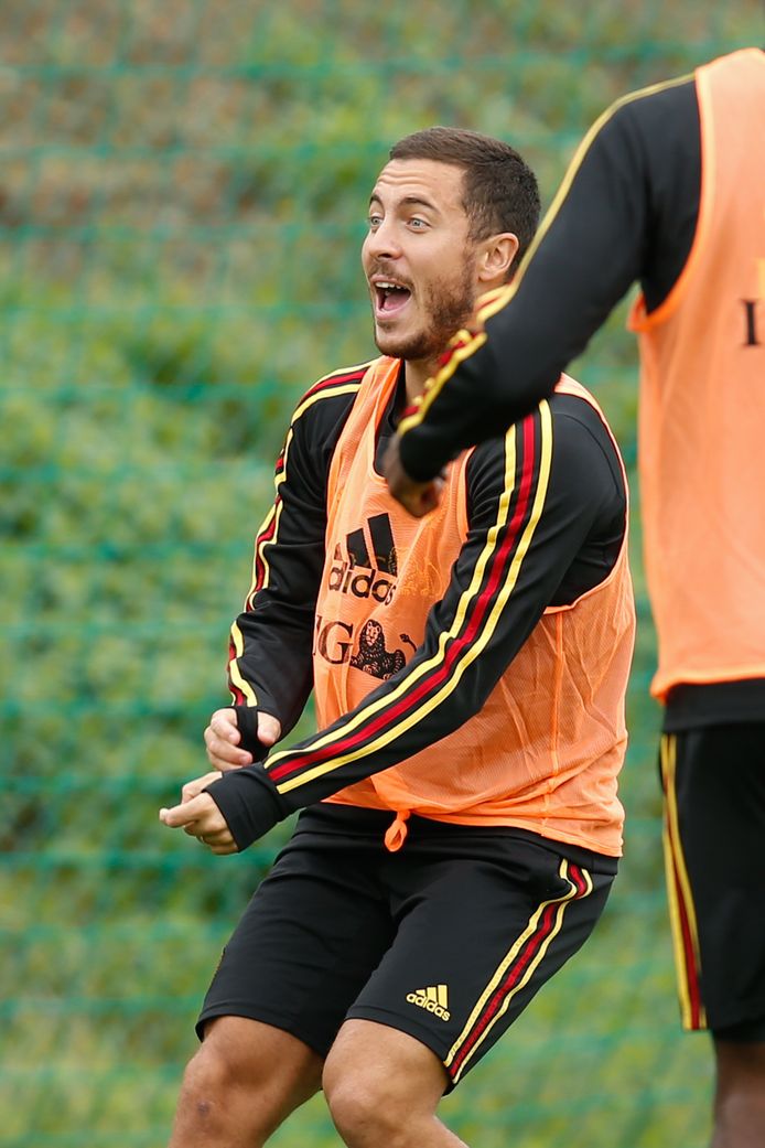 Eden Hazard dollend op training.