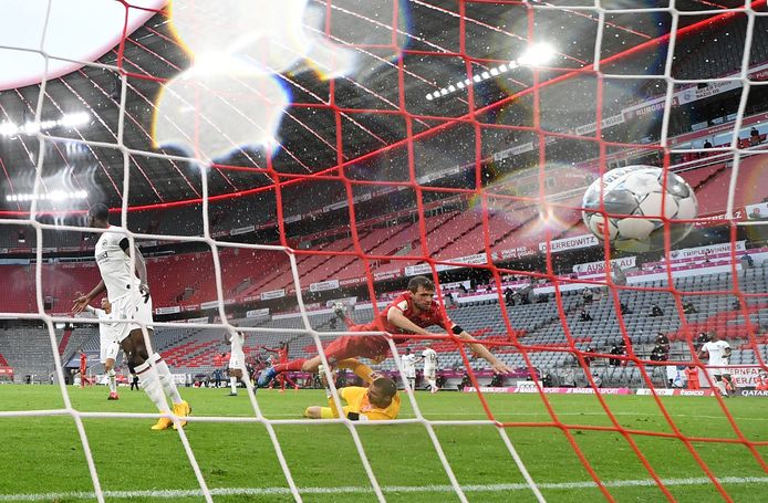 Thomas Müller zet Bayern op 2-0 tegen Eintracht Frankfurt.