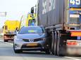 De auto schoot met haar linkerwielen onder de oplegger van de vrachtwagen en kwam daar vervolgens niet meer uit.