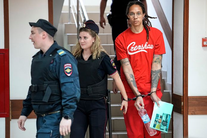 Tweevoudig olympisch goud-winnaar Brittney Griner onderweg naar de rechtszaal in Khimki, net buiten Moskou.