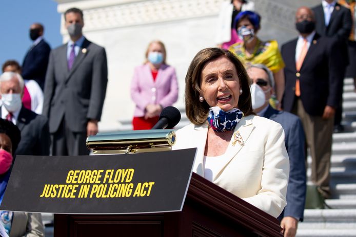 Voorzitter Nancy Pelosi van het Huis van Afgevaardigden op een persconferentie over de wet die politiegeweld in de VS een halt moet toeroepen.