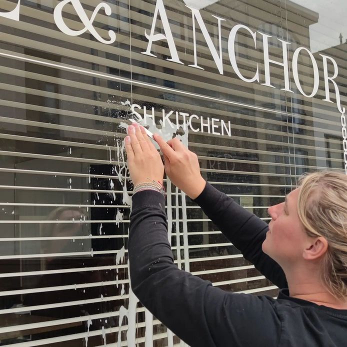 Marijke Van Haecke haalt 'British Kitchen' van het raam van hun restaurant in Berchem: "Klaar voor een nieuw begin."