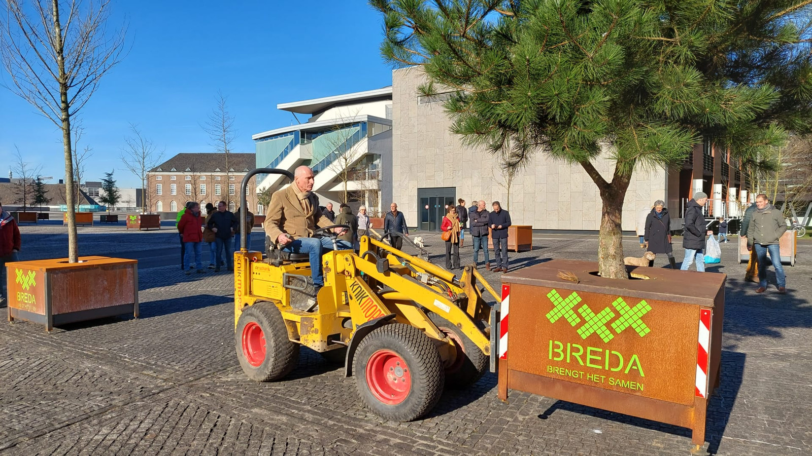 Wethouder Peter Bakker (Natuurontwikkeling, GroenLinks) plaatst een van de bomen van het ‘flexibele stadspark’ op de Chassé Promenade in Breda.