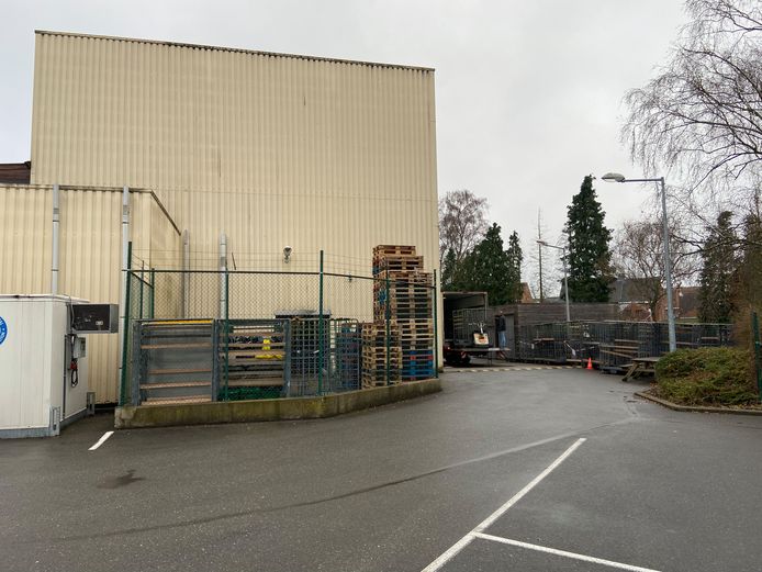 Nu lossen de vrachtwagens achteraan het gebouw. In de toekomst komt er een losplaats binnen het winkelpand.