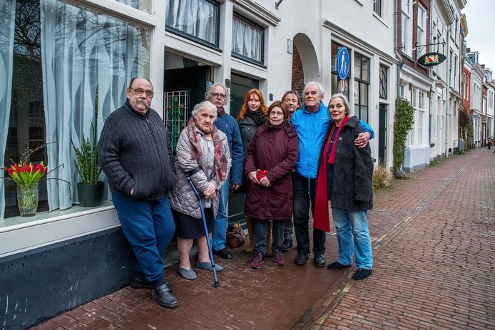 Verontruste huurders van Stadsherstel Midden-Nederland voor hun woningen aan de Springweg.