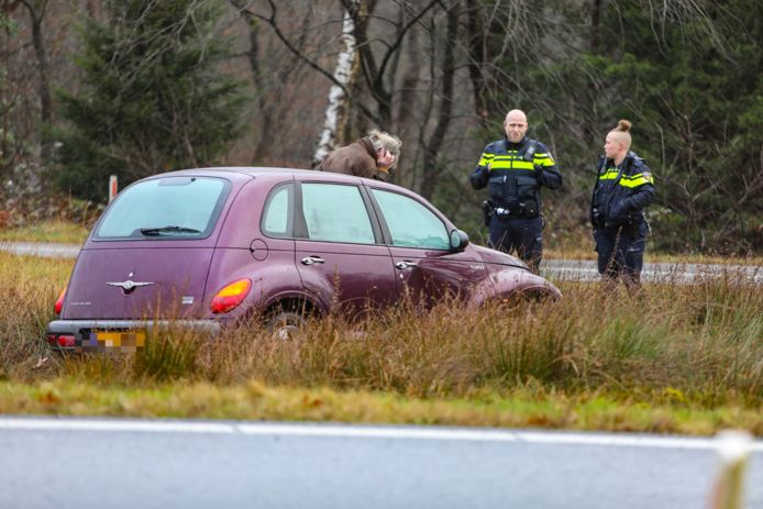 Door de grote hoeveelheid water op de weg is een automobilist van de weg af geraakt op de A1 bij Ugchelen.
