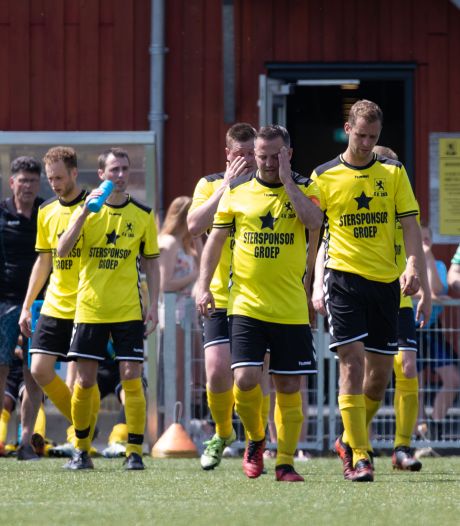 Oud-spelers PEC Zwolle spelen openingswedstrijd tijdens 50-jarig jubileum SV Zalk