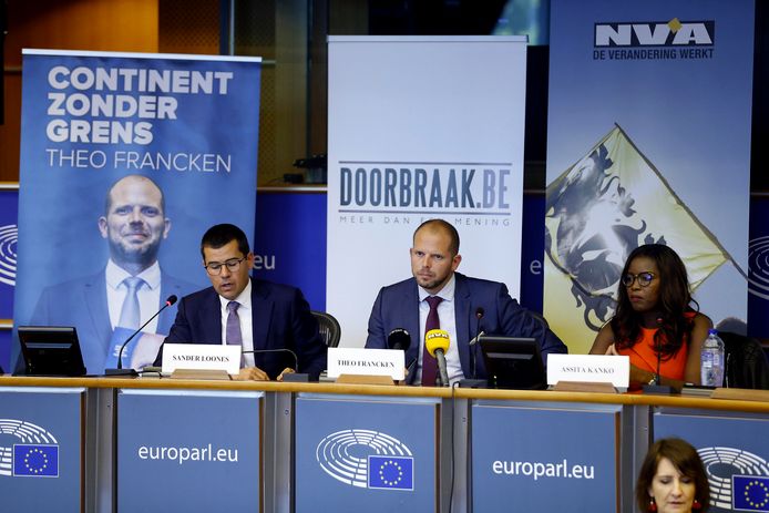 Francken samen met N-VA-europarlementslid Sander Loones en MR-politica Assita Kanko.