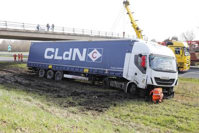 Vrachtwagen in de berm op de A4 bij Heijningen