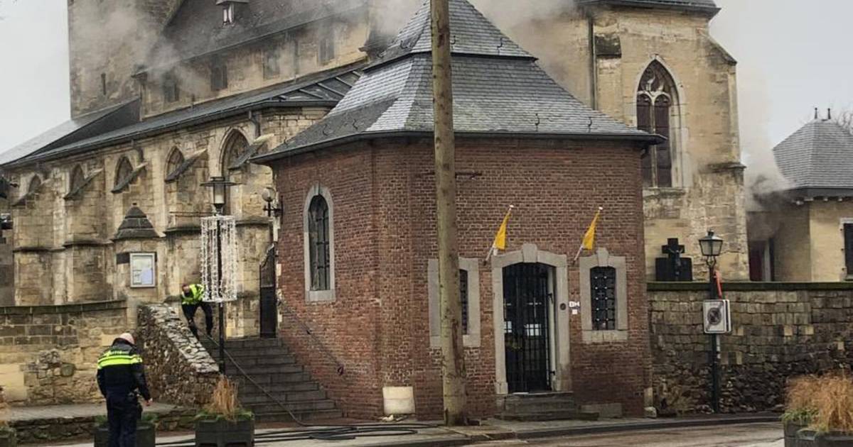 Grote brand in kerk Noorbeek, vuur inmiddels onder controle.