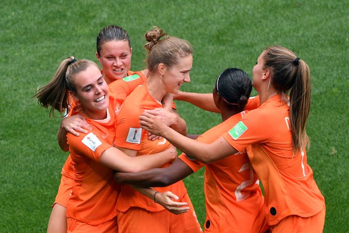 Vivianne Miedema wordt gefeliciteerd door haar ploeggenoten.