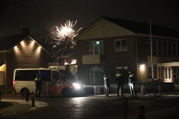 Vuurwerk in Veen. De politie staat erbij en kijkt ernaar.