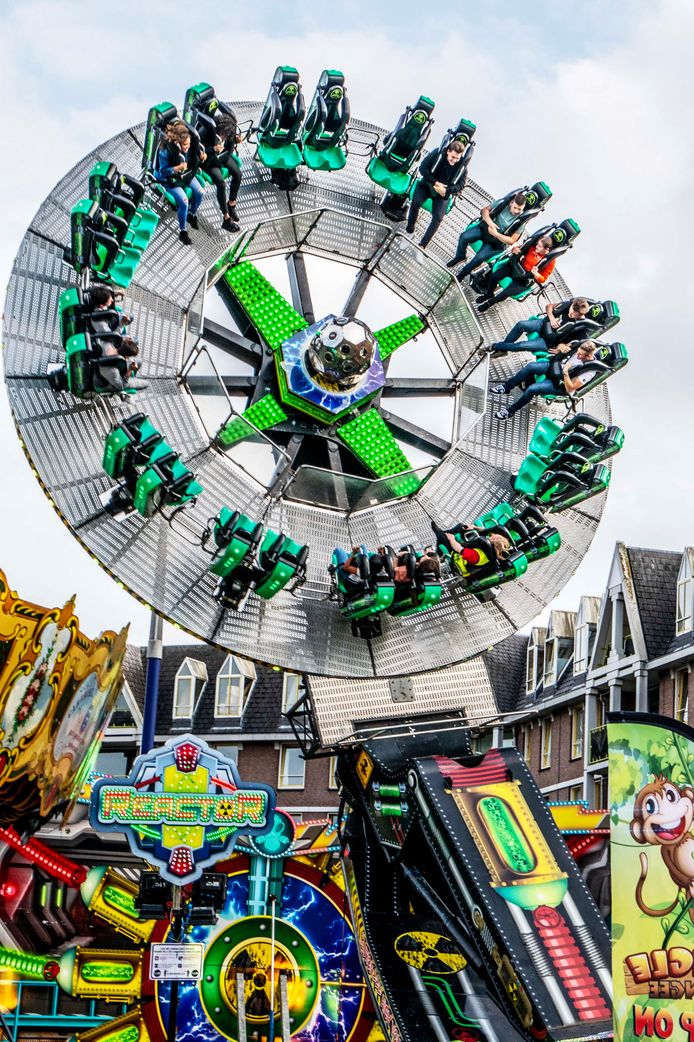 Voorzichtige Drukte Op De Eerste Avond Van Tilburgse Kermis Dit Plein Is Vol Kermis Tilburg Bd Nl