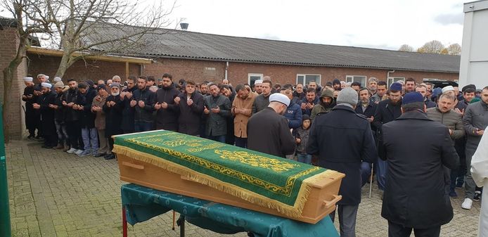 De indrukwekkende ceremonie bij de Osse moskee Mescidi Cuma, voor de overleden Züleyha Kaba.