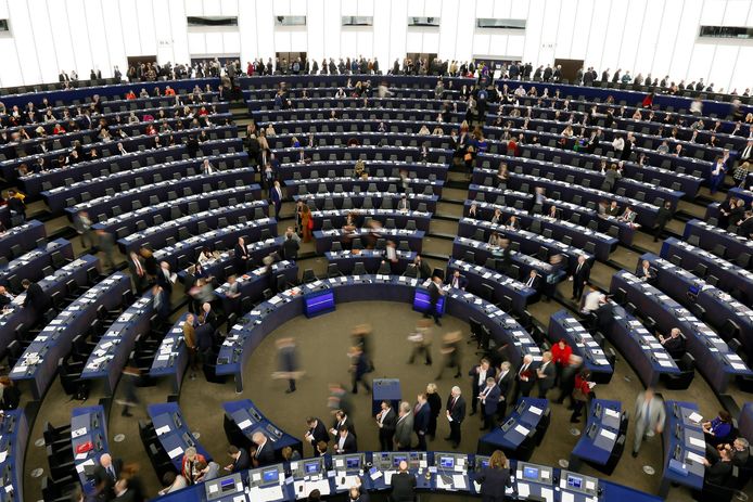 Leden van het Europees Parlement maken zich klaar voor de stemming.