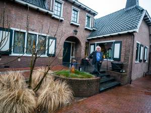 Jean Baptiste heeft een unieke woning met een tuin van 4500 m2: ‘We wonen pal naast het centrum’